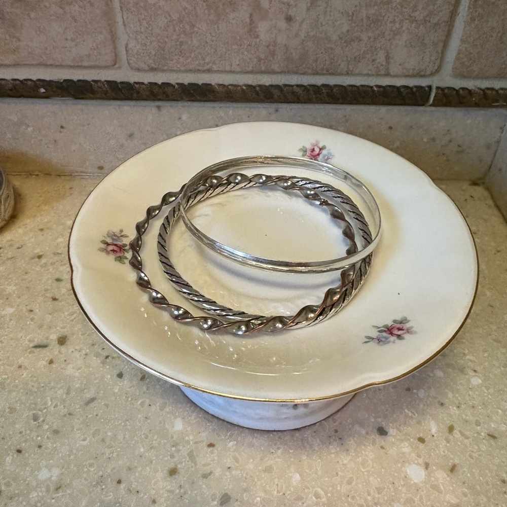 Upcycled Pedestal Stand – Vintage Teacup & Saucer with Floral Detail - Picture 4 of 4